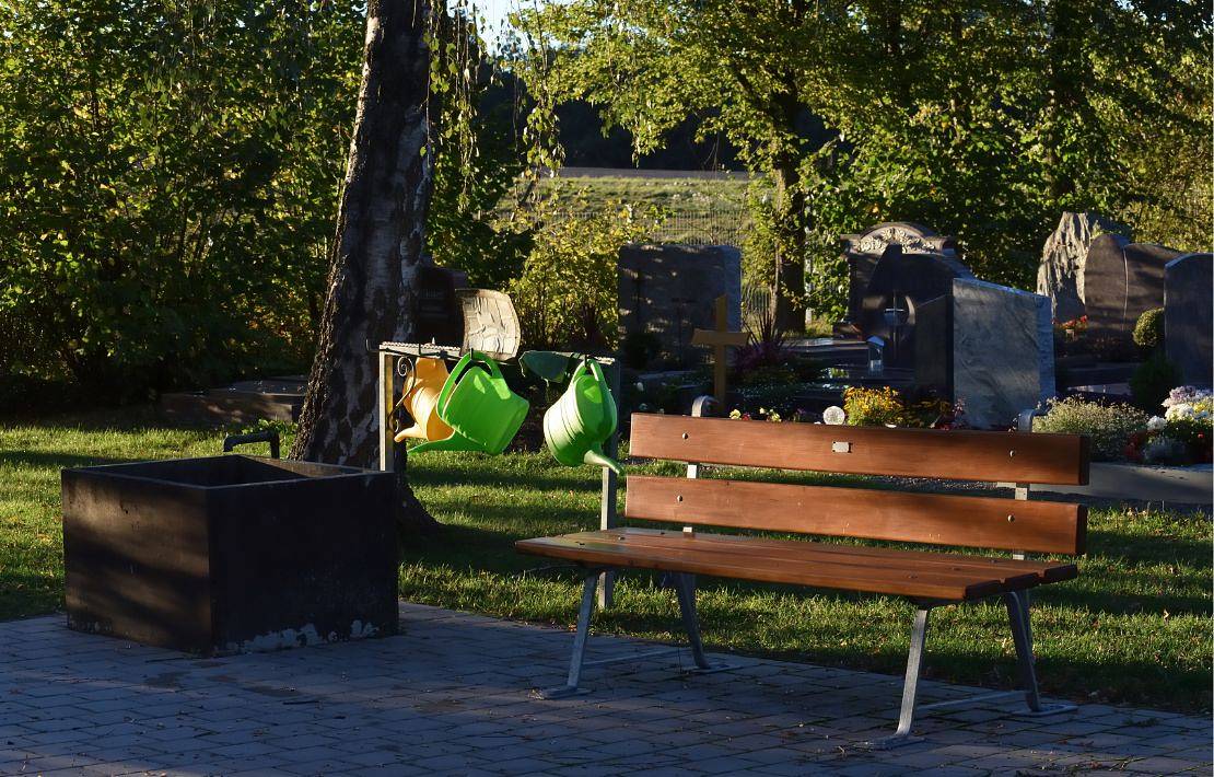 Czym kierować się przy wyborze ławeczki cmentarnej ze stali nierdzewnej?