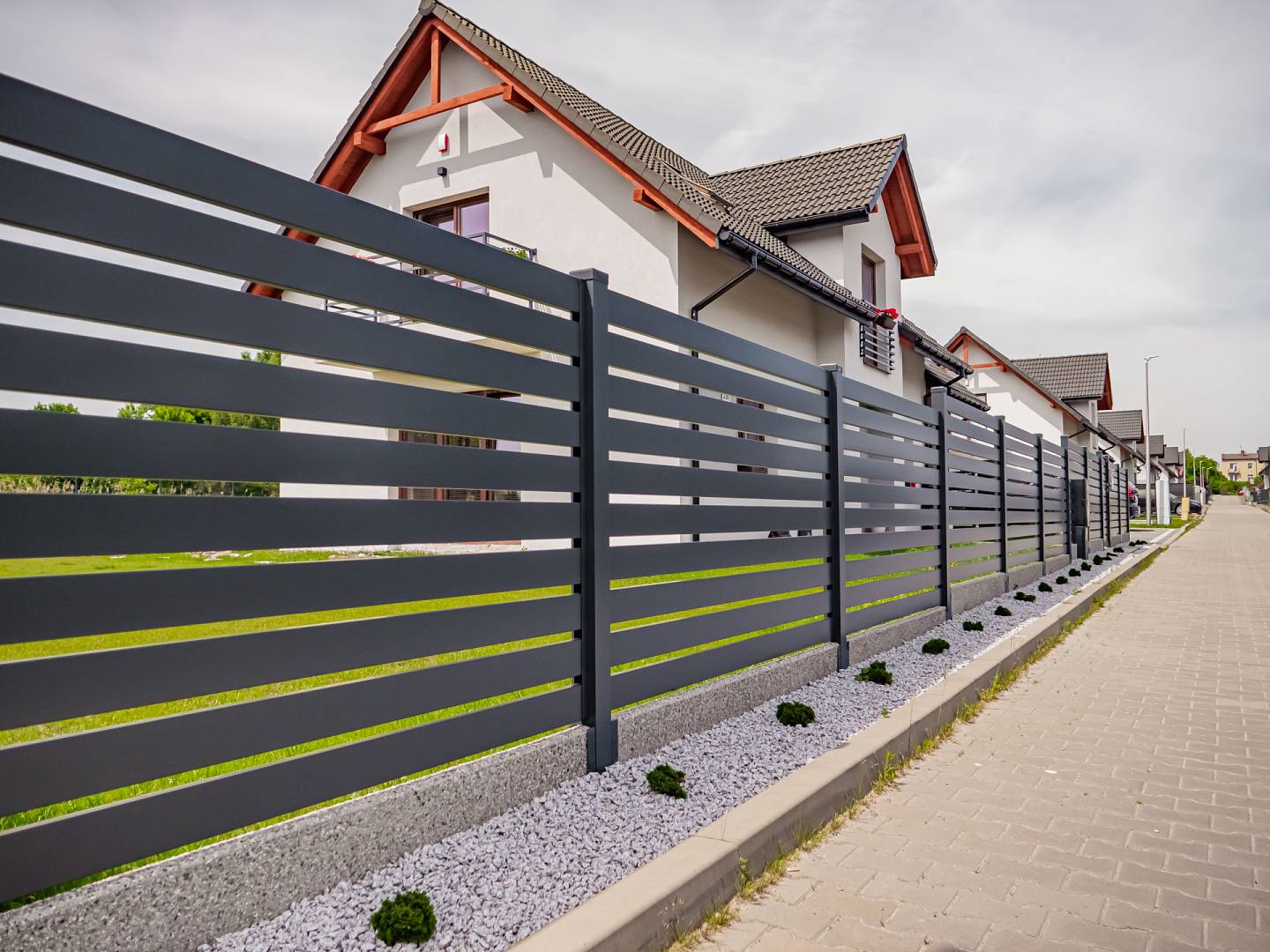 Świetny sposób na ogrodzenie domu pod miastem