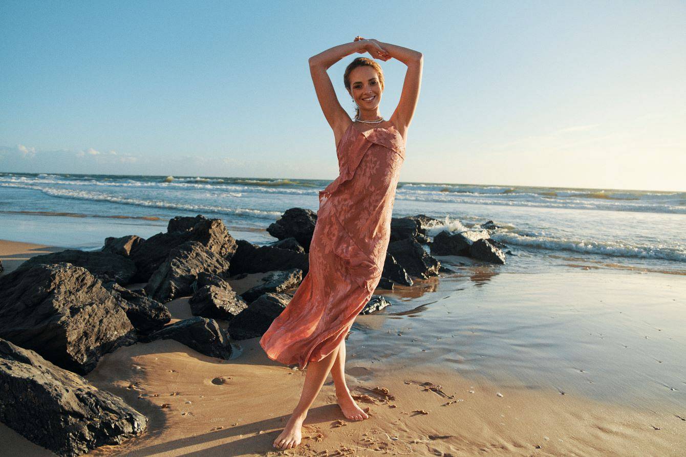 Sukienki na plażę vs. Sukienki na miasto. Jak tworzyć udane stylizacje na letni sezon?