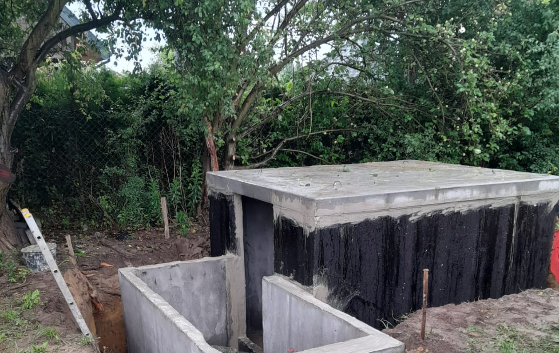 Piwnica betonowa w nowocześnym ogrodzie