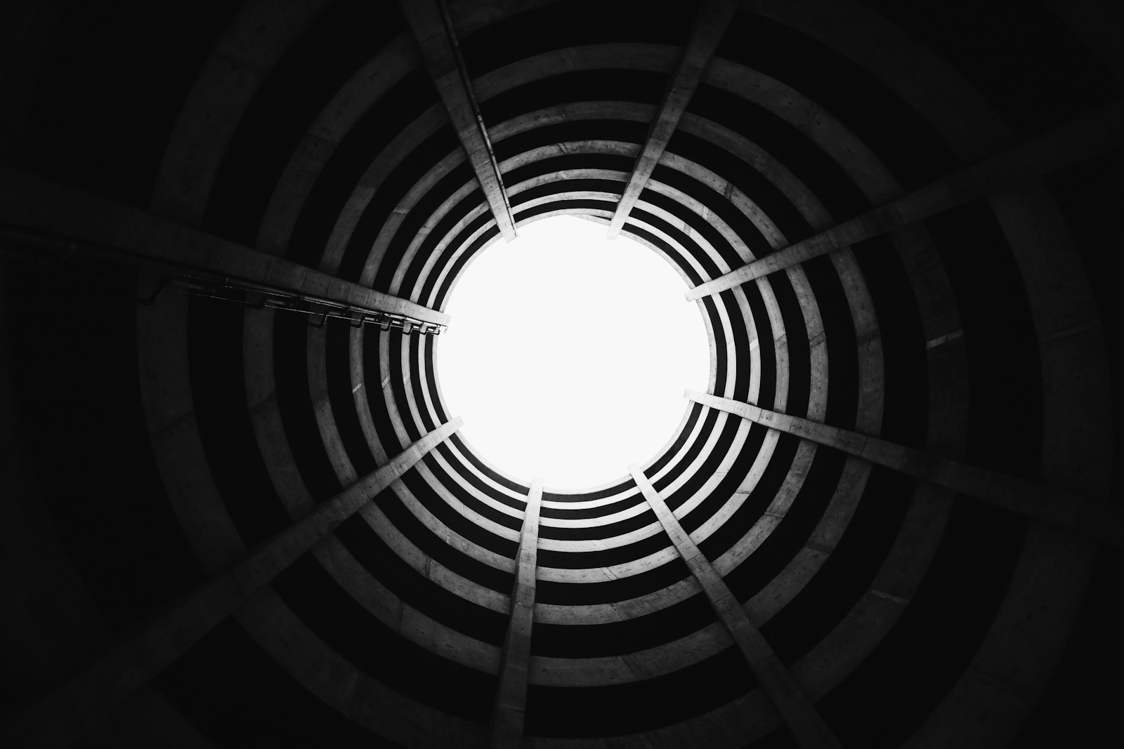 Biała dziura – tajemniczy przeciwieństwo czarnej dziury czy portal do innego wszechświata?