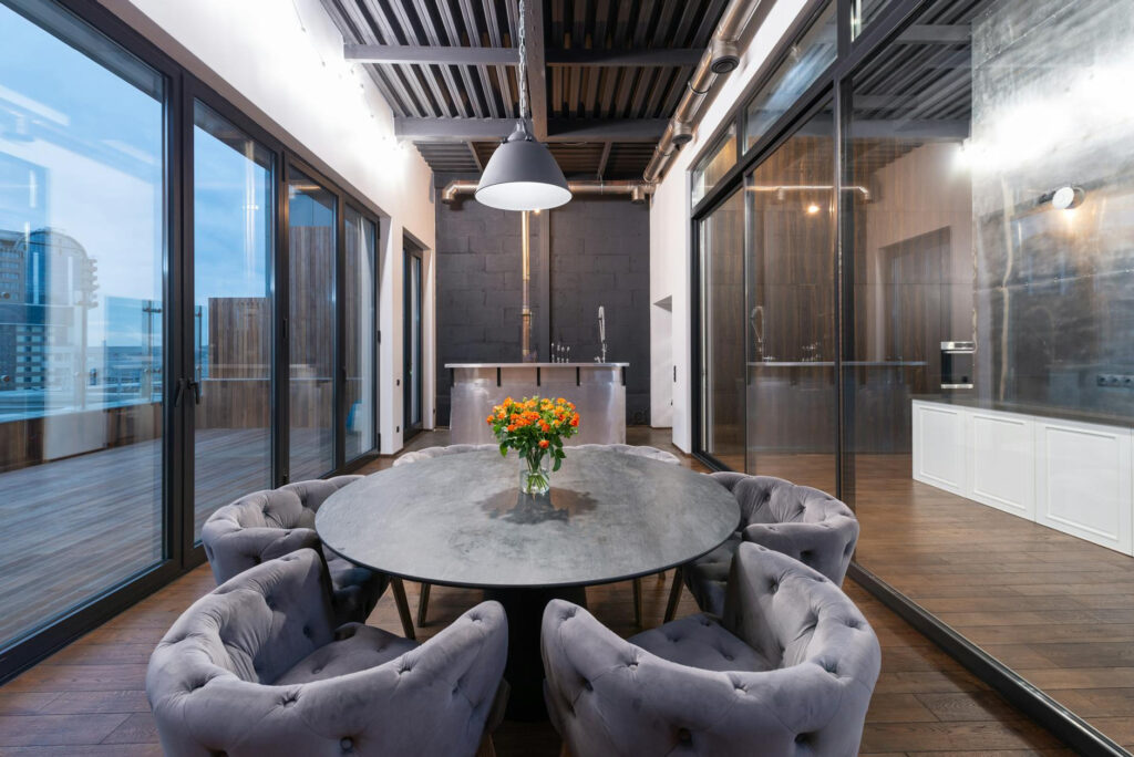 Szkło na wymiar – elegancja i funkcjonalność w Twojej przestrzeni