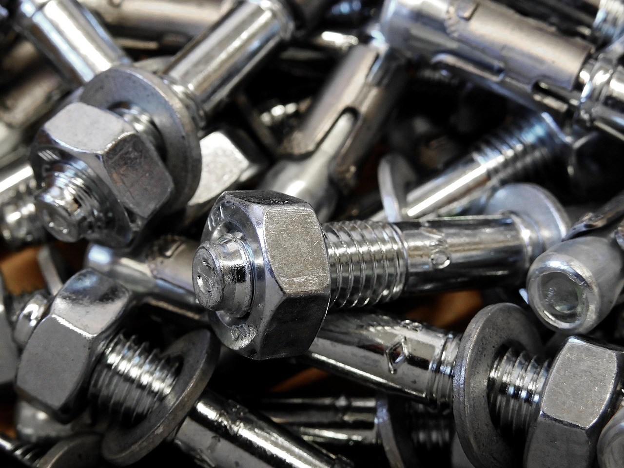 Najczęstsze błędy przy montażu kotew stalowych w betonie – jak ich uniknąć?