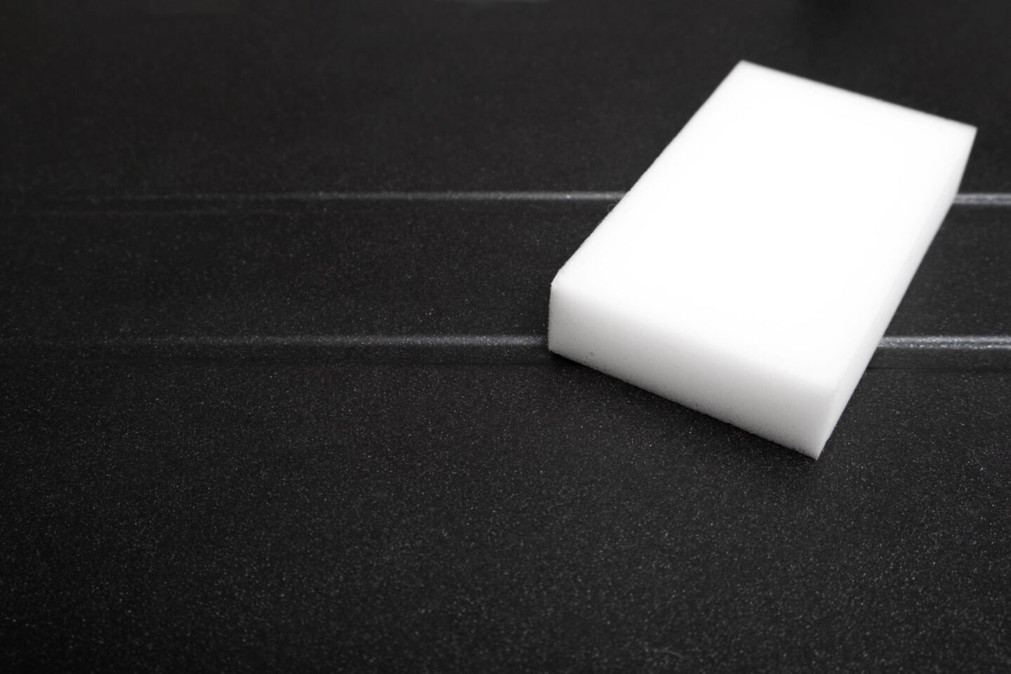 Porządki bez chemii. Czy magiczna gąbka to rewolucja w Twoim domu?  