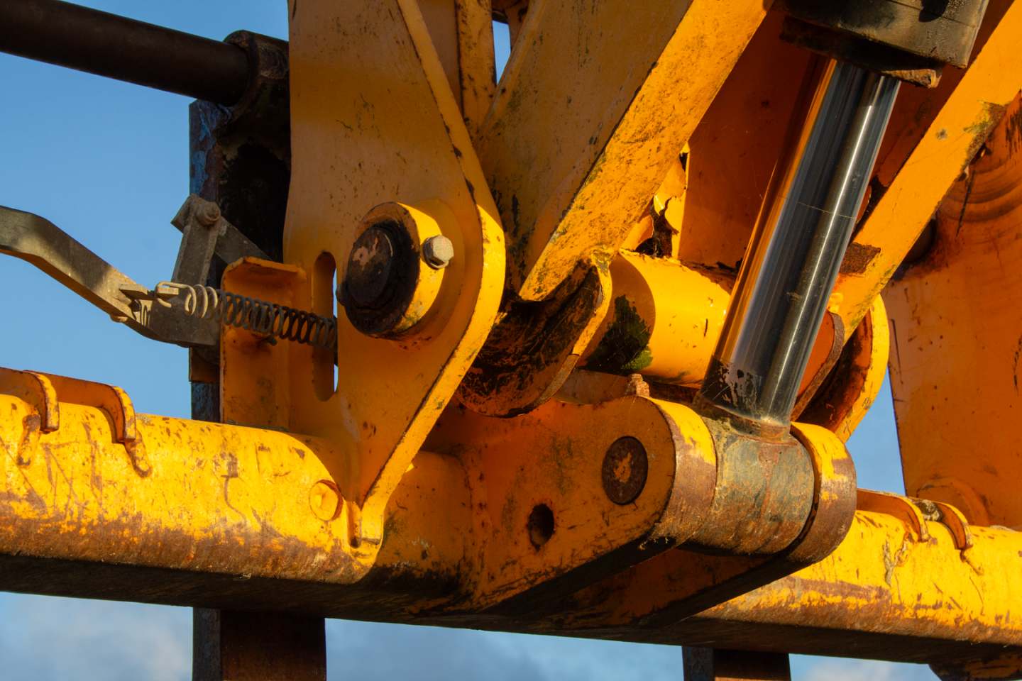 Naprawa siłowników hydraulicznych a koszt wymiany – co bardziej się opłaca?