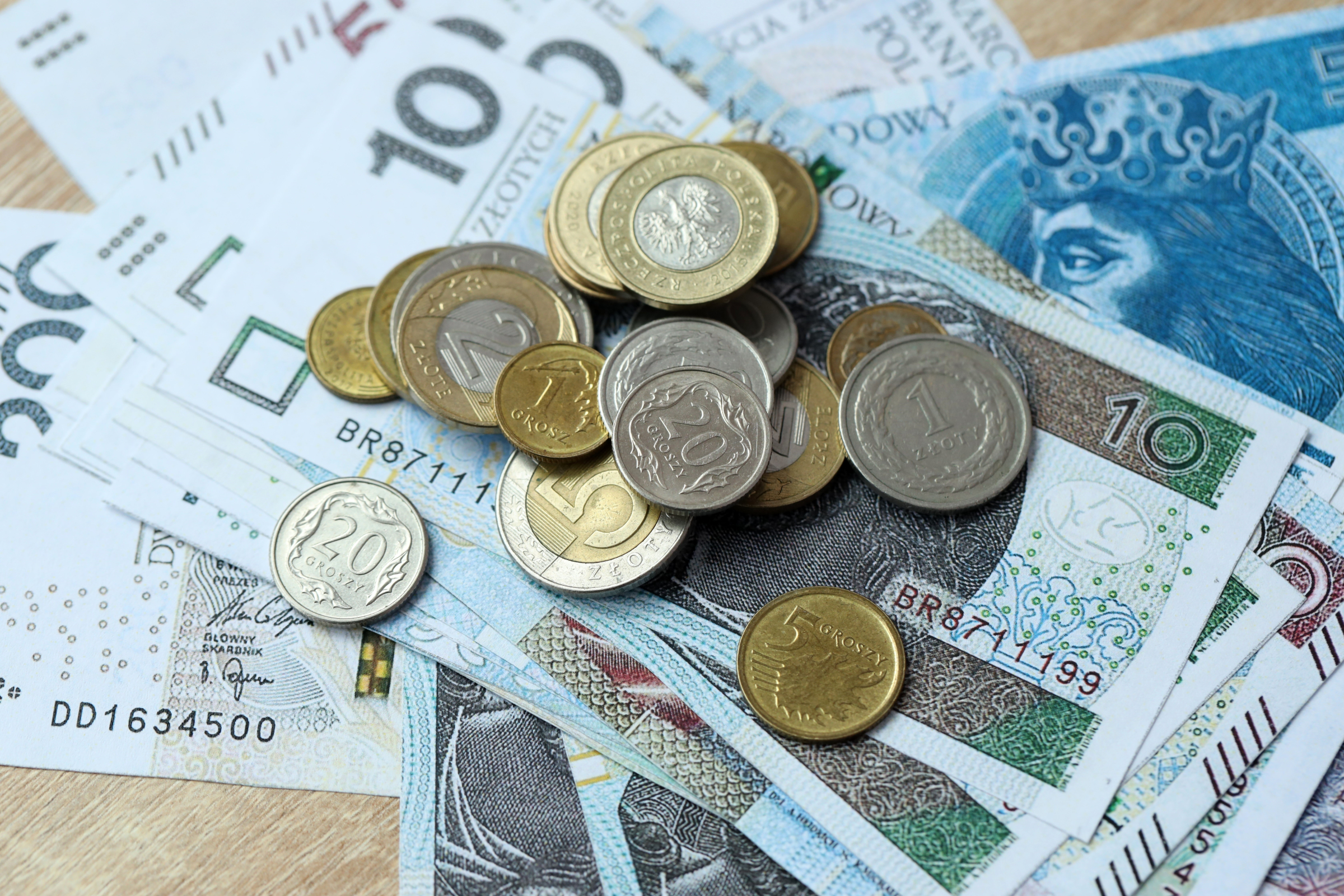 Polskie monety obiegowe od 1 grosza do 5 złotych ułożone według nominałów